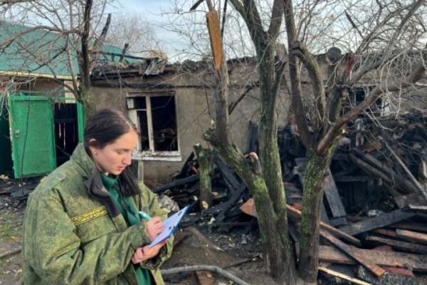 В сгоревшем доме в Энгельсе нашли тело пенсионера. Ситуацией заинтересовались следователи