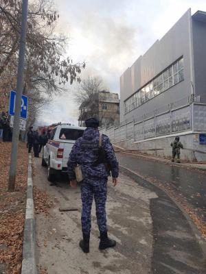 Росгвардейцы охраняли территорию вокруг горящего здания типографии в Ленинском районе
Росгвардейцы охраняли территорию вокруг горящего здания типографии в Ленинском районе