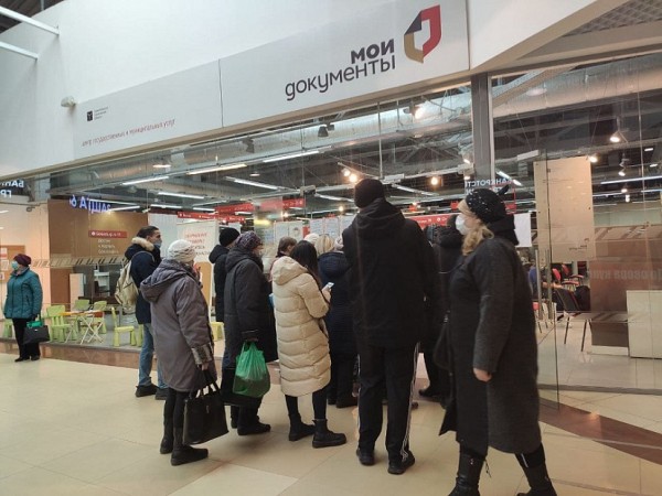 Саратовцы пожаловались на очередь у дверей МФЦ 