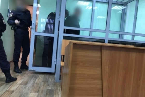 Сотрудника ГИБДД, который получил от замдиректора автошколы 60 тысяч рублей, заключили под стражу