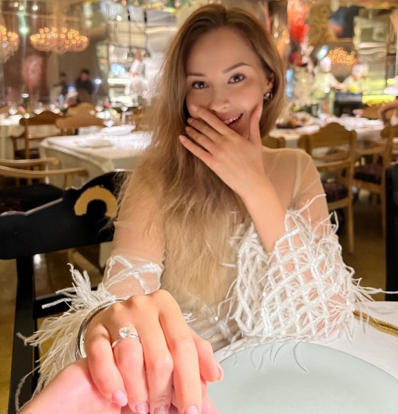 «Мисс Россиянка» из Саратова похвасталась обручальным кольцом за миллион «Мисс Россиянка» из Саратова похвасталась обручальным кольцом за миллион