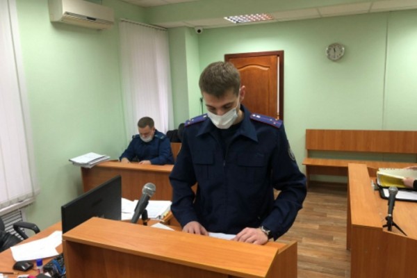 Сотрудника ГИБДД, который получил от замдиректора автошколы 60 тысяч рублей, заключили под стражу