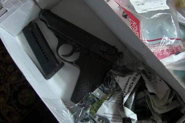 Пожилой слесарь попался при попытке продать иностранный боевой пистолет (видео)