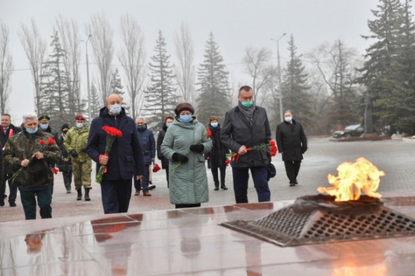 В День Героев Отечества Валерий Радаев возложил цветы к вечному огню в Парке Победы