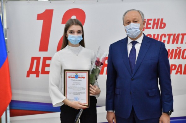 В предверии Дня Конституции глава региона вручил свидетельства о занесении на областную Доску почета