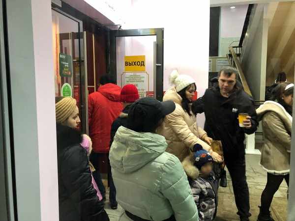 Саратовцы без масок толпятся в очереди за бургерами