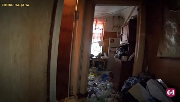 Саратовцев призвали помочь школьнику из забитой мусором квартиры