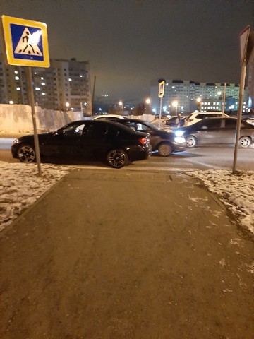 Горожанка рассказала о припаркованной на перекрёстке BMW, по которому ходят школьники