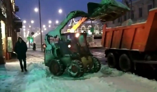 Саратов после сильного снегопада расчищают 167 спецмашин