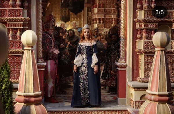 Саратовскую певицу в новом образе назвали состарившейся