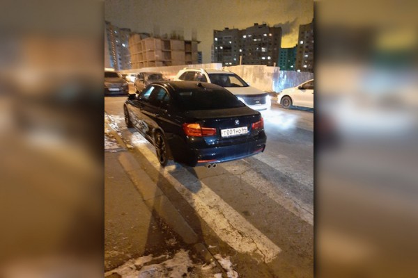 Горожанка рассказала о припаркованной на перекрёстке BMW, по которому ходят школьники