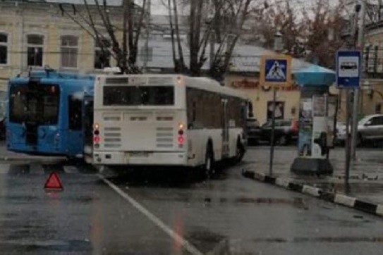Главу Саратова возмутило ДТП с обгонявшим троллейбус автобусом