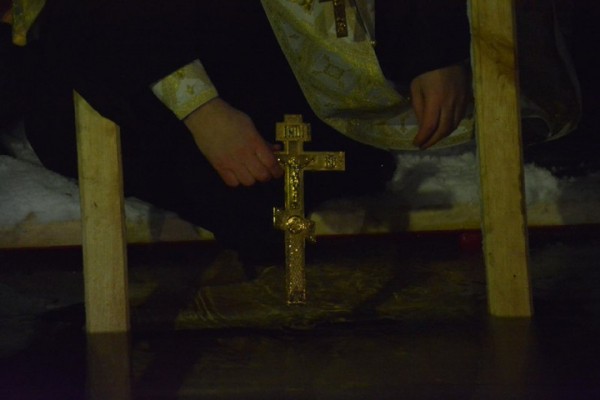 В крещенскую ночь саратовцы впервые зимой опробовали новый пляж (но их было немного)