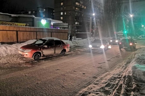 На Шелковичной отечественная легковушка сбила 17-летнего юношу, который переходил дорогу по пешеходному переходу