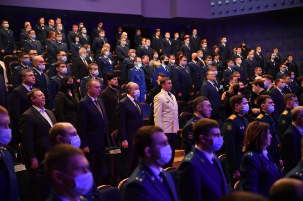 Губернатор Валерий Радаев поздравил сотрудников прокуратуры с профессиональным праздником