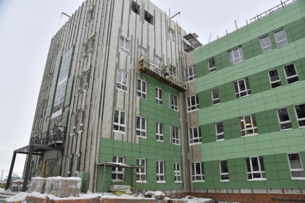 Валерий Радаев проверил, как идет строительство новой поликлиники в пос. Юбилейный Валерий Радаев проверил, как идет строительство новой поликлиники в пос. Юбилейный