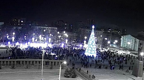 Сотни жителей Саратова встретили Новый год на Театральной площади Сотни жителей Саратова встретили Новый год на Театральной площади