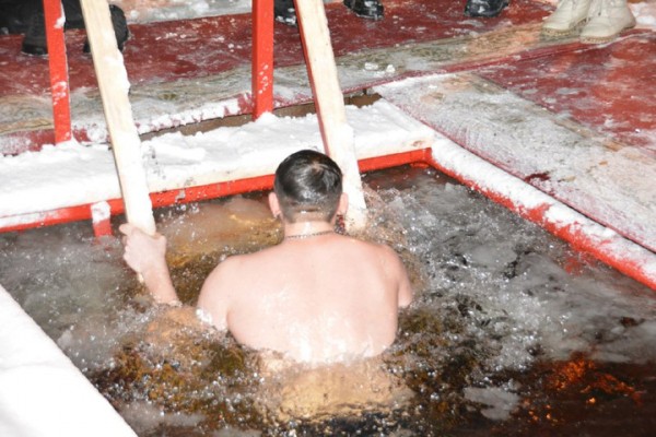 В крещенскую ночь саратовцы впервые зимой опробовали новый пляж (но их было немного)