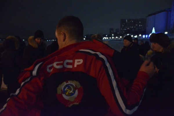 В крещенскую ночь саратовцы впервые зимой опробовали новый пляж (но их было немного)