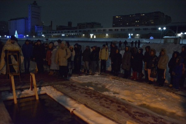 В крещенскую ночь саратовцы впервые зимой опробовали новый пляж (но их было немного)