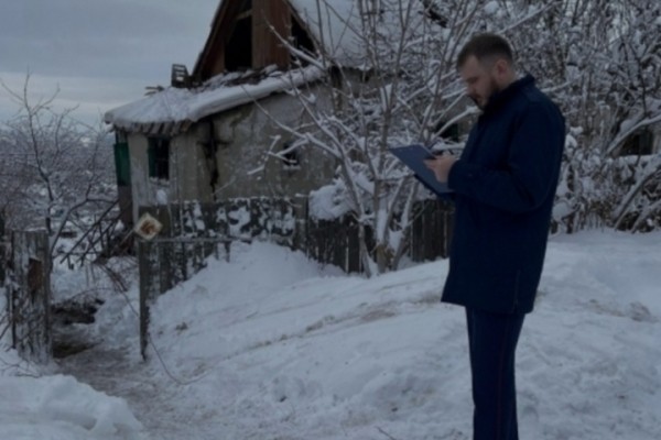 Саратовцы вызвали пожарных, заметив полыхающий соседский дом: на пепелище нашли тело мужчины