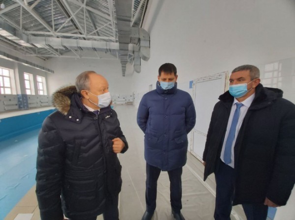 Губернатор ознакомился с ходом строительства бассейна в пос. Турки