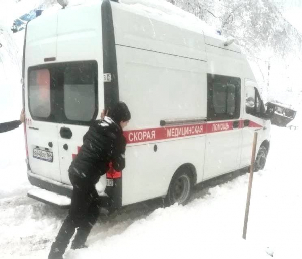 В Саратове скорая помощь застряла в нечищеном дворе В Саратове скорая помощь застряла в нечищеном дворе