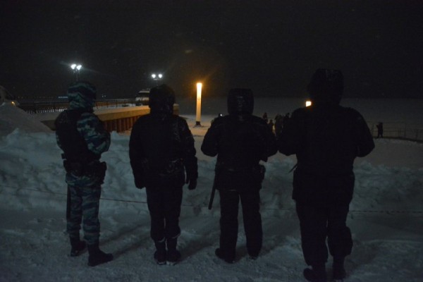 В крещенскую ночь саратовцы впервые зимой опробовали новый пляж (но их было немного)