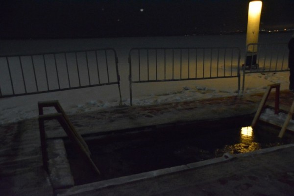 В крещенскую ночь саратовцы впервые зимой опробовали новый пляж (но их было немного)