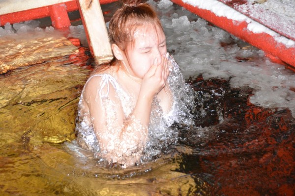 В крещенскую ночь саратовцы впервые зимой опробовали новый пляж (но их было немного)