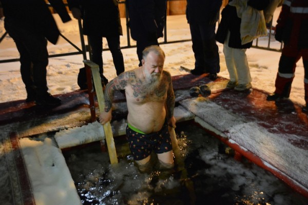 В крещенскую ночь саратовцы впервые зимой опробовали новый пляж (но их было немного)