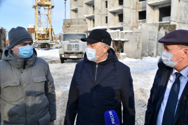 В Энгельсе Губернатор проконтролировал строительство домов для переселенцев из Лётного городка 