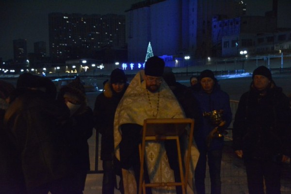 В крещенскую ночь саратовцы впервые зимой опробовали новый пляж (но их было немного)