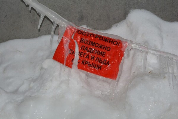 В Саратове пожилую женщину госпитализировали после схода снега с крыши