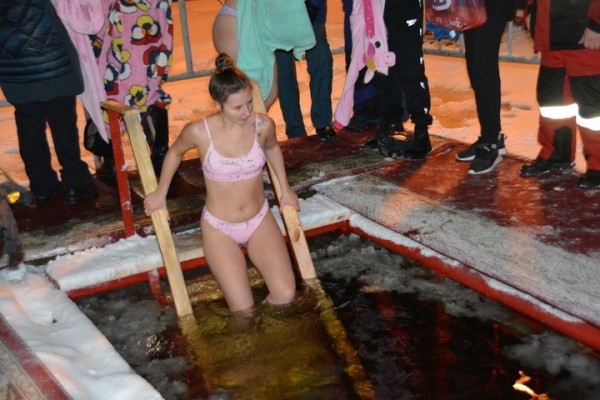 В крещенскую ночь саратовцы впервые зимой опробовали новый пляж (но их было немного)