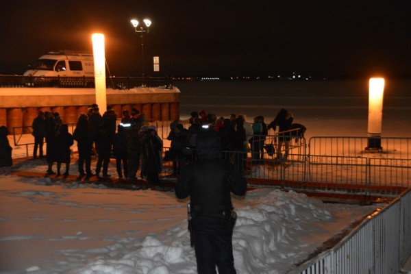 В крещенскую ночь саратовцы впервые зимой опробовали новый пляж (но их было немного)