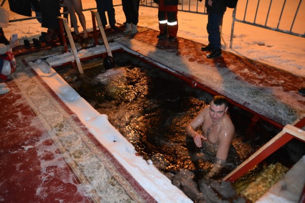 В крещенскую ночь саратовцы впервые зимой опробовали новый пляж (но их было немного)
