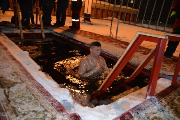 В крещенскую ночь саратовцы впервые зимой опробовали новый пляж (но их было немного)