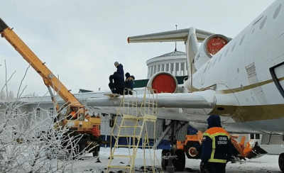 
У здания старого саратовского аэропорта монтируют крылья Як-42					