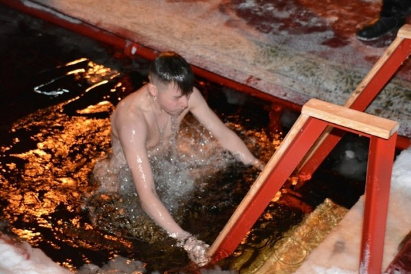 В крещенскую ночь саратовцы впервые зимой опробовали новый пляж (но их было немного)