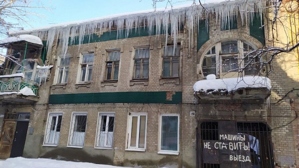 Жительницу Саратова напугали сосульки на домах рядом с детсадом  