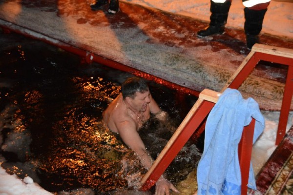 В крещенскую ночь саратовцы впервые зимой опробовали новый пляж (но их было немного)