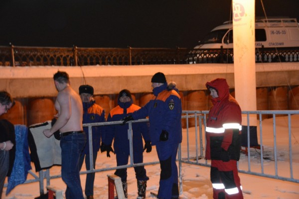 В крещенскую ночь саратовцы впервые зимой опробовали новый пляж (но их было немного)