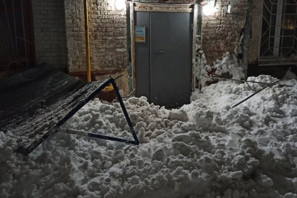 В центре Саратова сошедший с крыши снег оторвал козырёк над подъездом. Несколько часов жители не могли покинуть свои квартиры 