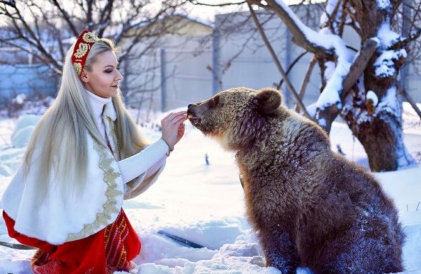 Жительница Саратова кормит личную медведицу тортами