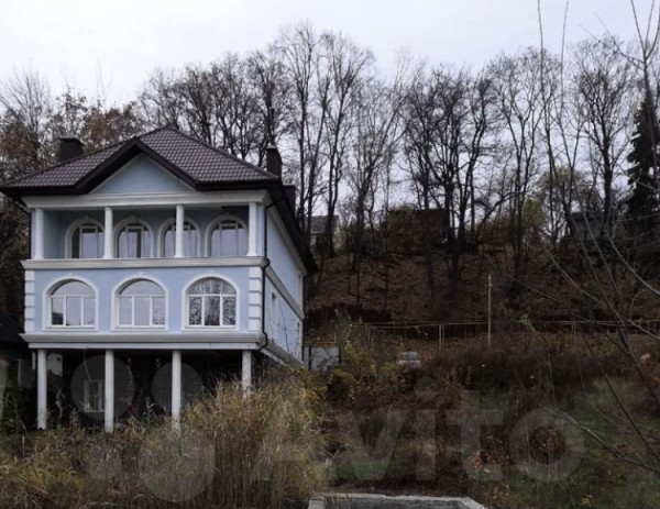 В Саратове за 20 млн продают коттедж с личным берегом Волги