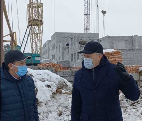 Валерий Радаев раскритиковал низкие темпы строительства дома для врачей инфекционной больницы