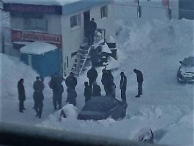 
В Саратов, похоже, вернулись 90-е.  Автостоянку в центре города захватили "авторитеты" 					