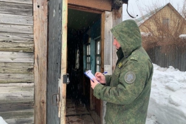 Возле частного дома в Заводском районе нашли еле живую женщину, медики не успели ей помочь