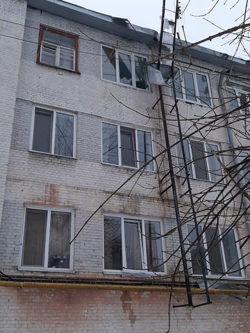 В центре Саратова сошедший с крыши снег оторвал козырёк над подъездом. Несколько часов жители не могли покинуть свои квартиры 